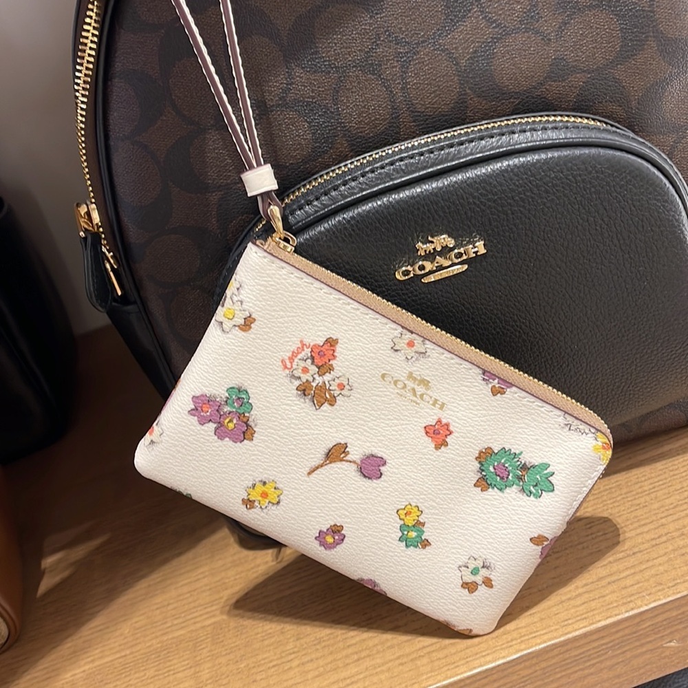 Coach Corner Zip Wristlet With Spaced Floral Field Print
IM/Chalk Multi - Picture 12 of 16